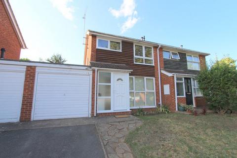 3 bedroom house to rent, Grasmere Way, Linslade