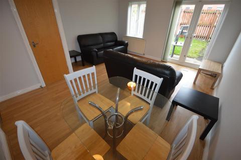 4 bedroom townhouse to rent, Reilly Street, Manchester M15