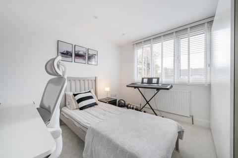 13 Bell Place, Bagshot, GU19 5NE
