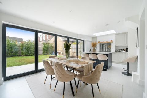 13 Bell Place, Bagshot, GU19 5NE
