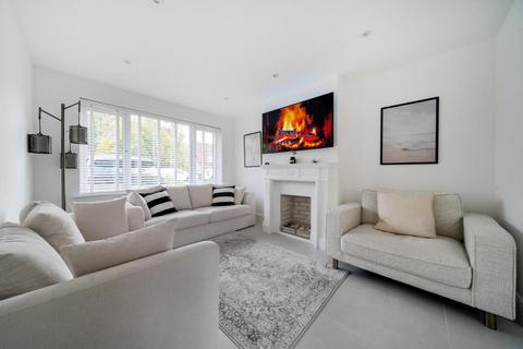 13 Bell Place, Bagshot, GU19 5NE