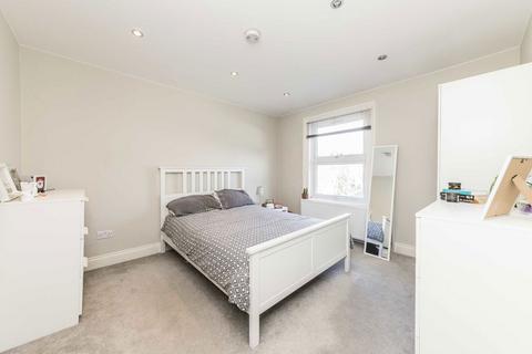 4 bedroom flat to rent, St. Ann's Hill, London SW18