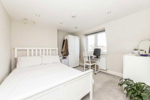 4 bedroom flat to rent, St. Ann's Hill, London SW18