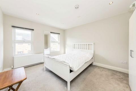 4 bedroom flat to rent, St. Ann's Hill, London SW18