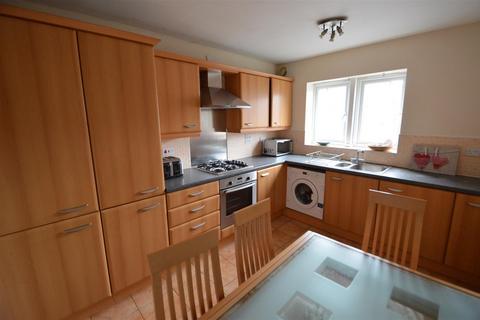 4 bedroom house to rent, Yew Street, Manchester M15