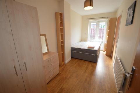 4 bedroom house to rent, Yew Street, Manchester M15