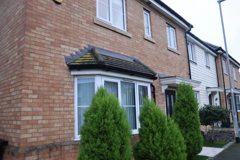 3 bedroom terraced house to rent, Warwick Crescent, Basildon, Essex, SS15