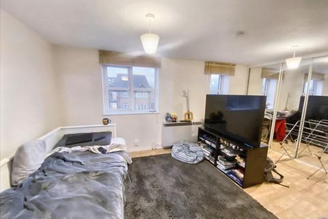 Studio to rent, Knowles Close, WEST DRAYTON, Greater London