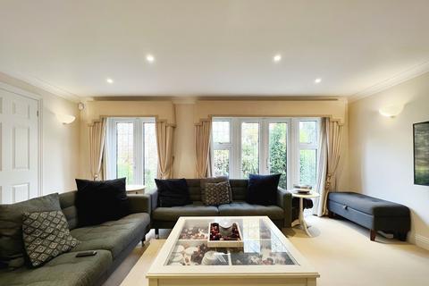 5 bedroom detached house to rent, Daleside, Gerrards Cross SL9