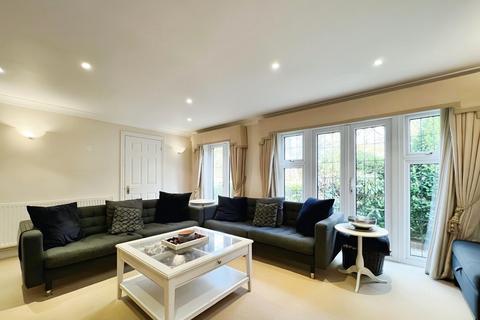 5 bedroom detached house to rent, Daleside, Gerrards Cross SL9