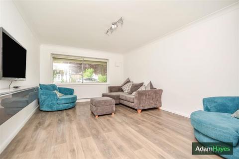 2 bedroom maisonette to rent, North Crescent, London N3