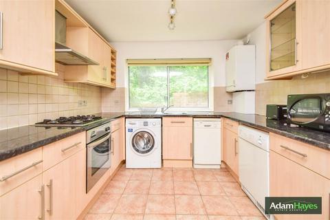 2 bedroom maisonette to rent, North Crescent, London N3