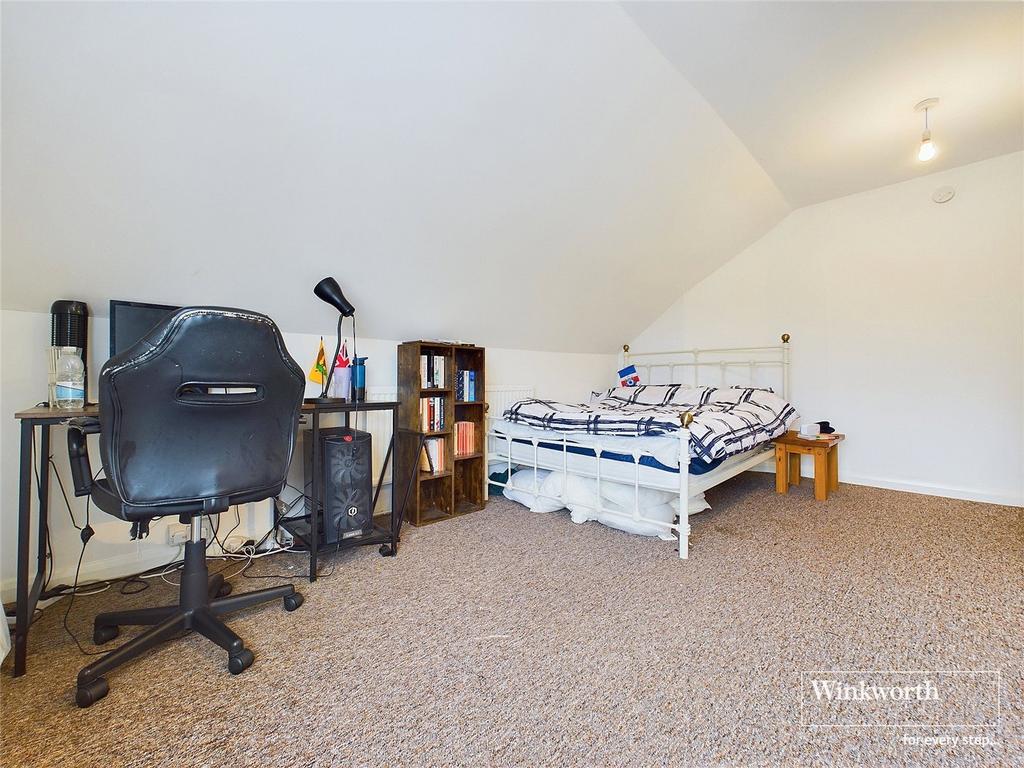 https://media.onthemarket.com/properties/16161505/1519198936/image-6-1024x1024.jpg