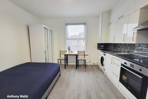 Studio to rent, Essex Road, Islington, N1