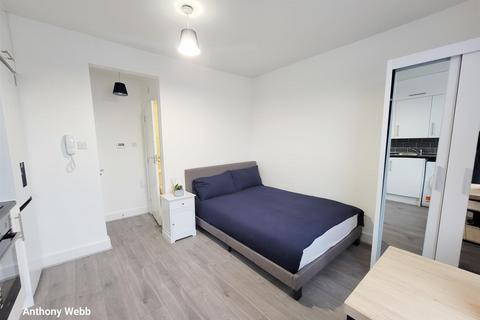 Studio to rent, Essex Road, Islington, N1