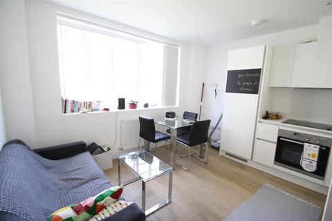 Studio to rent, Clyde Square, London E14