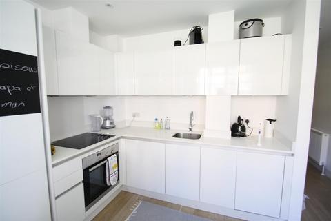 Studio to rent, Clyde Square, London E14