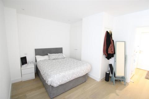 Studio to rent, Clyde Square, London E14