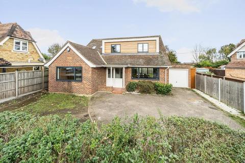 4 bedroom detached house to rent, Shepperton Road, Laleham TW18