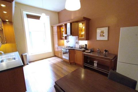 3 bedroom flat to rent, Bank Street, Edinburgh EH1