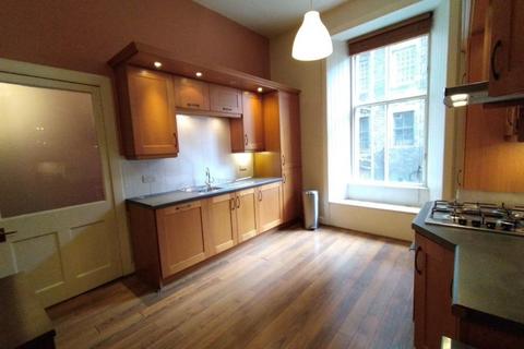 3 bedroom flat to rent, Bank Street, Edinburgh EH1