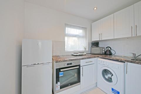 Studio to rent, Harefield Road, Uxbridge UB8