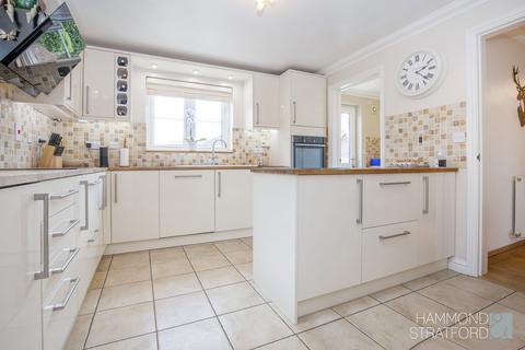 4 bedroom detached house for sale, Haylock Close, Bunwell