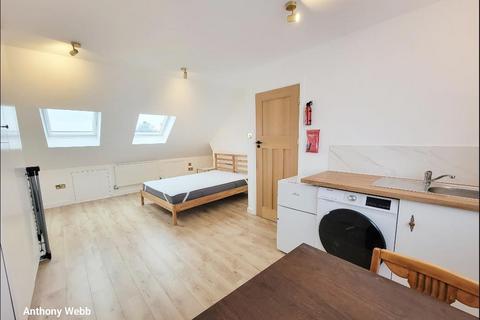 Studio to rent, The Larches, Palmers Green, N13