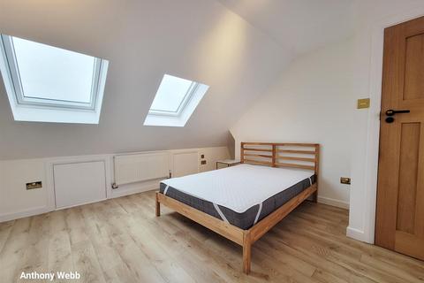 Studio to rent, The Larches, Palmers Green, N13