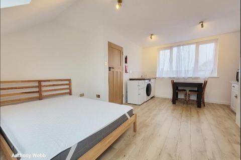 Studio to rent, The Larches, Palmers Green, N13