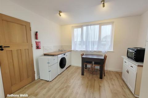 Studio to rent, The Larches, Palmers Green, N13