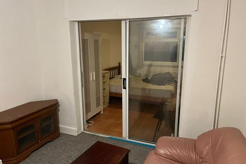 1 bedroom house of multiple occupation to rent, Chaucer Avenue, Cranford TW4