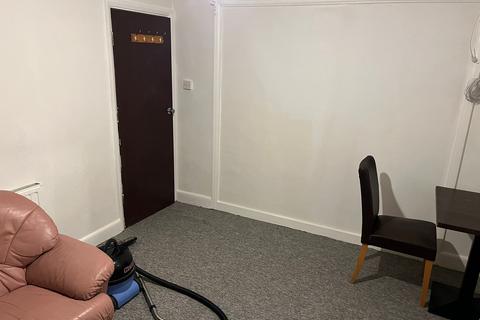 1 bedroom in a house share to rent, Chaucer Avenue, Cranford TW4