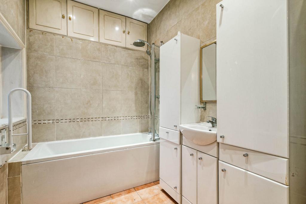 https://media.onthemarket.com/properties/16161976/1519205952/image-3-1024x1024.jpg