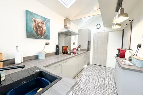 undefined, THE CRESCENT, HOLTON LE CLAY