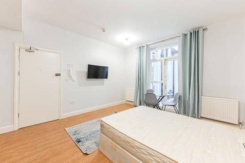 Studio to rent, Queens Gate, South Kensington, London, SW7