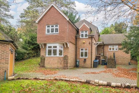 4 bedroom detached house to rent, Welcomes Road, Kenley