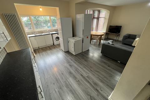 8 bedroom semi-detached house to rent, Egerton Road, Manchester M14