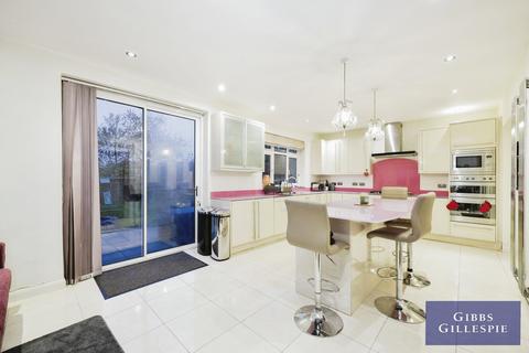 4 bedroom detached house to rent, Tolcarne Drive, Pinner