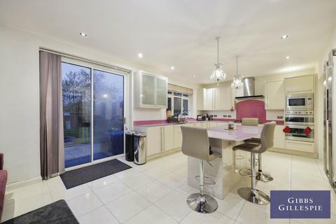 4 bedroom detached house to rent, Tolcarne Drive, Pinner