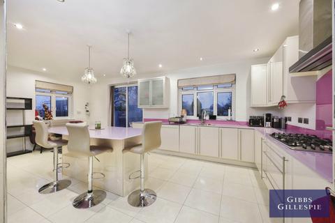 4 bedroom detached house to rent, Tolcarne Drive, Pinner