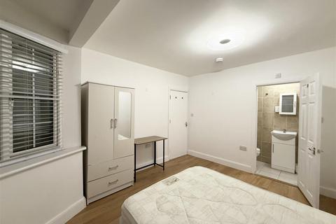 1 bedroom in a house share to rent, Warner Close, Hayes