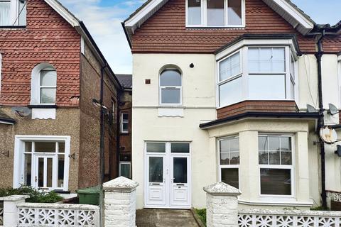 2 bedroom flat to rent, Wickham Avenue