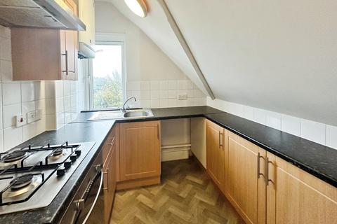 2 bedroom flat to rent, Wickham Avenue