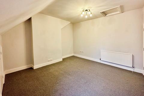 2 bedroom flat to rent, Wickham Avenue