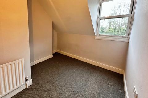 2 bedroom flat to rent, Wickham Avenue