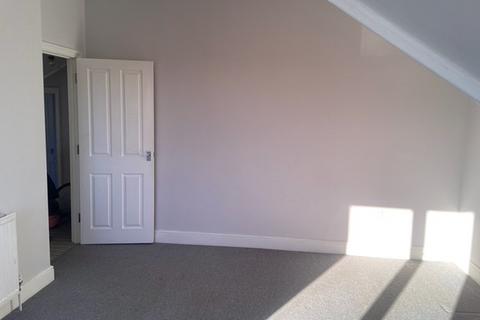 2 bedroom flat to rent, Wickham Avenue