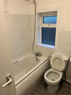 3 bedroom house to rent, Sefton Avenue, Manchester M46