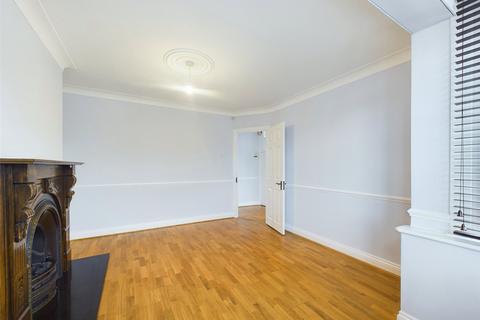 3 bedroom terraced house to rent, Carlton Road, Romford RM2