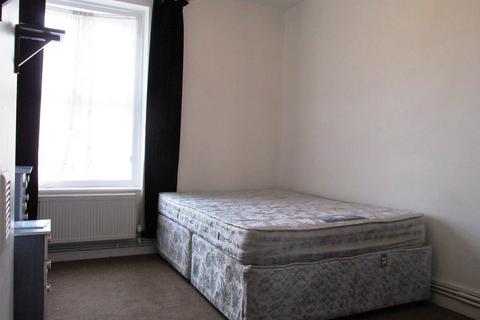 1 bedroom in a flat share to rent, Stamford Hill, London N16